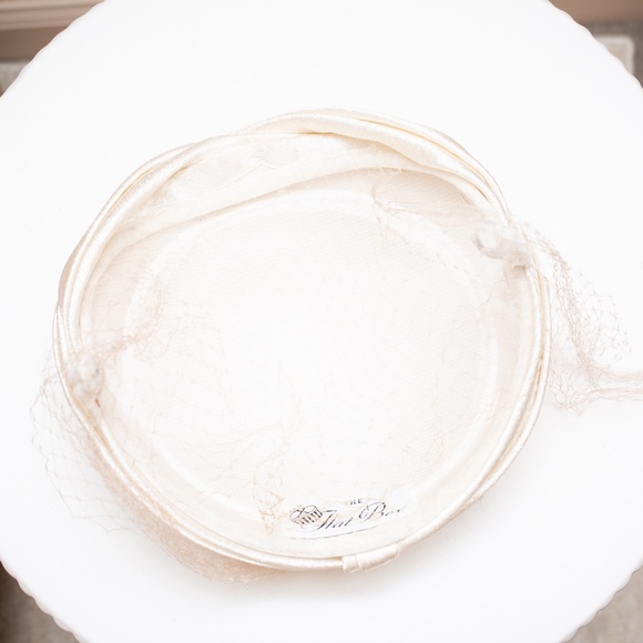 *SOLD* 💎Cream satin vintage 1950s fascinator hat with netting & Rhinestone Drop - Picture 10 of 12